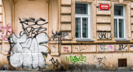 Hausfassade mit Graffity besprüht