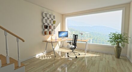 Schreibtisch mit PC an Fenster mit Aussicht
