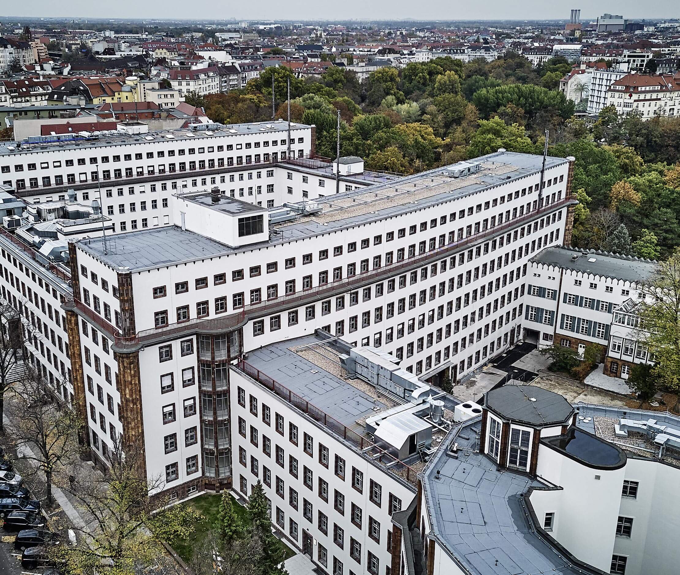 Malerbetrieb Kluge Fenstersanierung Gewerbekunden Referenz Büros in der Dernburgstraße - Vogelperspektive