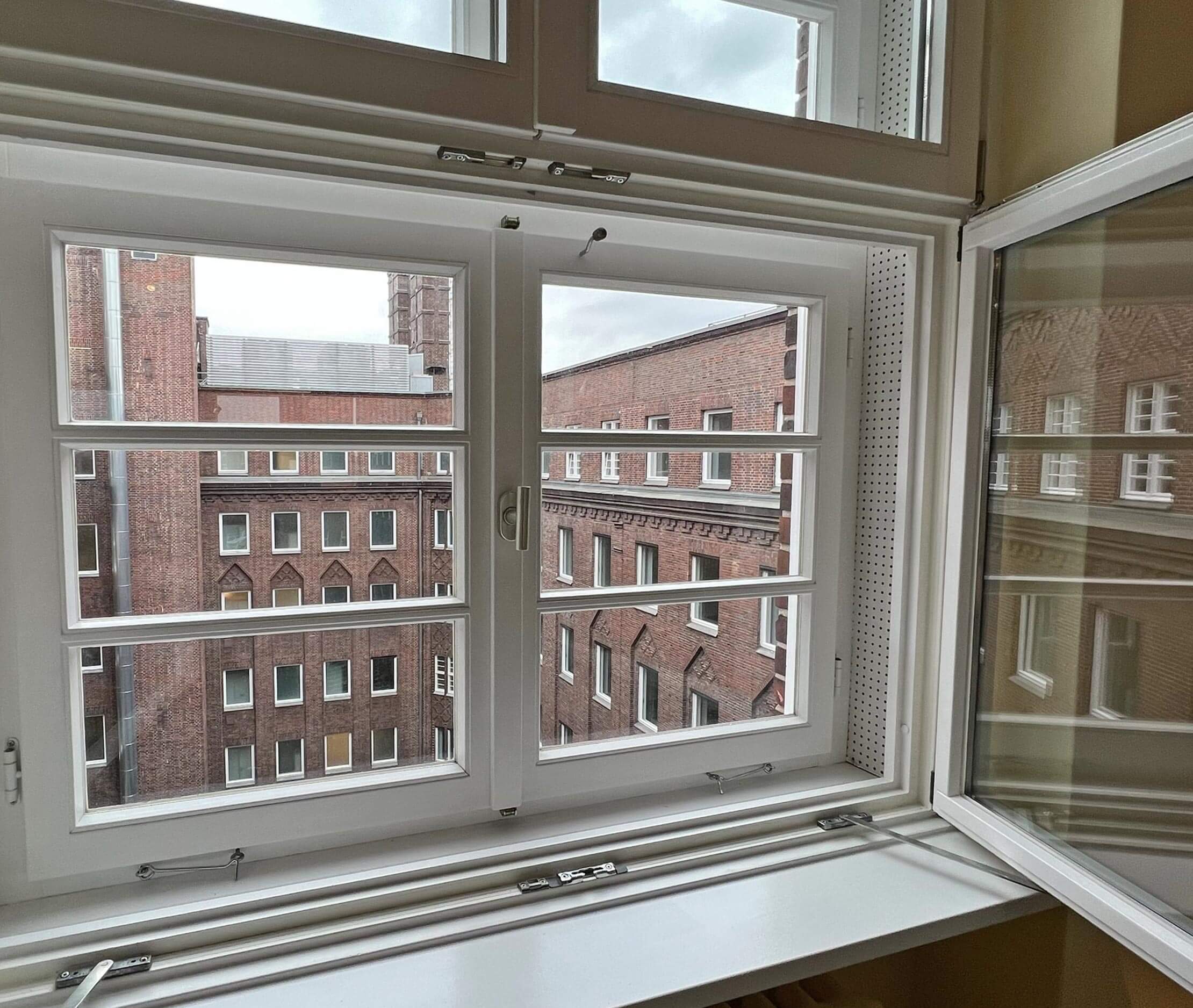 Malerbetrieb Kluge Fenstersanierung Gewerbekunden Referenz Büros in der Ringbahnstraße - Saniertes Fenster