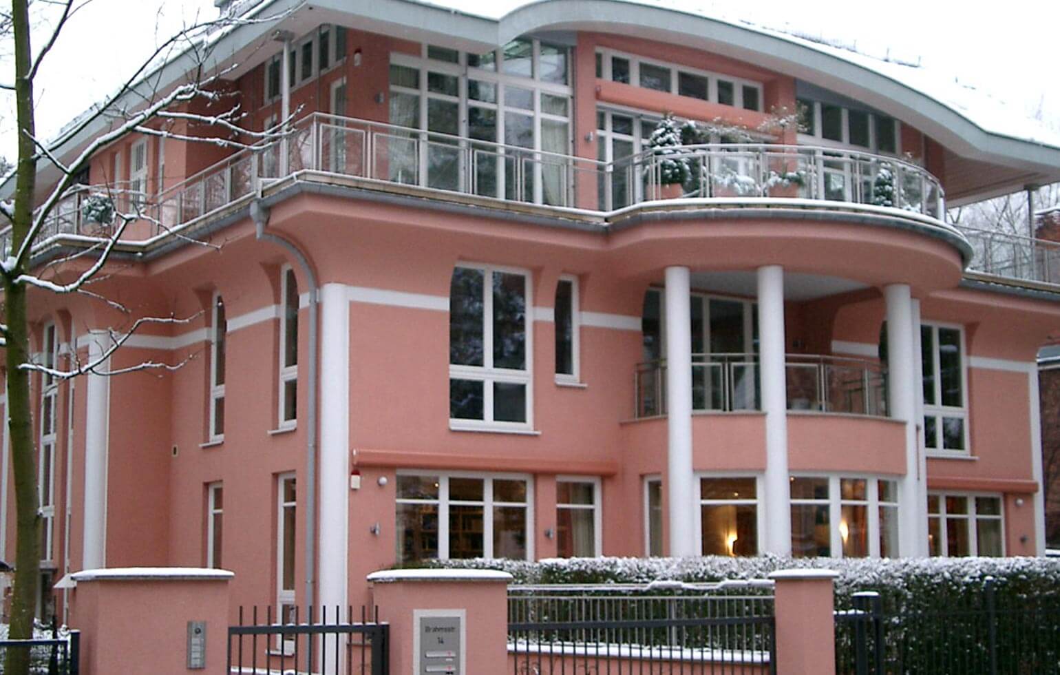 Große Villa mit hochwertigem Fassadenanstrich