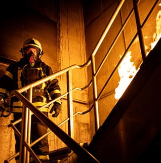 Feuerwehrmann in der Metallkonstruktion in Brand